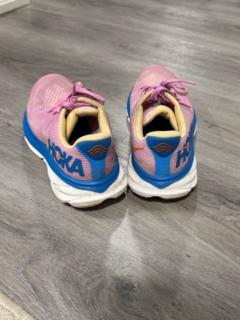 Hoka Clifton 9 - Girls Sz 6/ Women’s Sz 8 - Picture 3 of 5